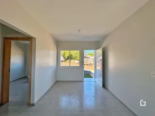 Hall de entrada com janela que dá para o exterior e porta de vidro.