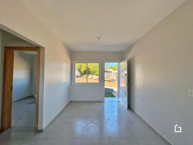Hall de entrada com janela que dá para o exterior e porta de vidro.