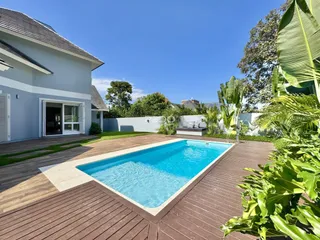 Fachada de uma casa com piscina e deck em Lajeado, Brasil.
