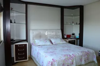 Quarto com cama e armários embutidos