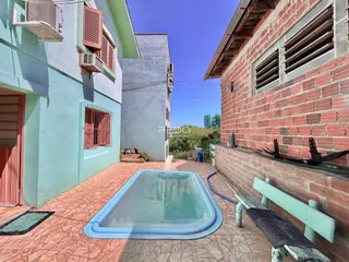 Vista de uma área externa com piso de cerâmica entre duas edificações em Lajeado, Brasil.
