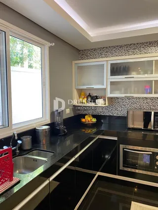 Vista da cozinha moderna com grandes janelas em Lajeado.