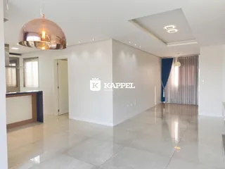 Sala de estar com piso claro e iluminação moderna em apartamento.