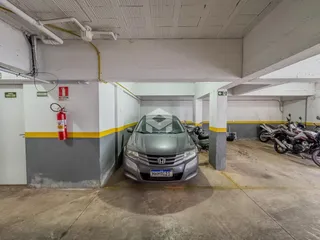 Foto de uma área de estacionamento coberta em uma propriedade.
