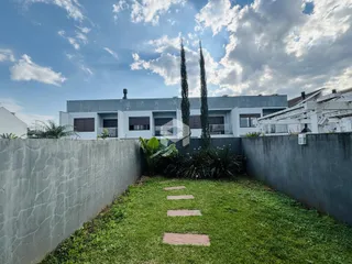 Vista externa de uma residência com muro e jardim em Lajeado, Brasil.