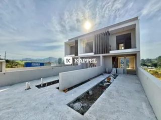 Foto da fachada de uma casa moderna com área externa em Lajeado, Brasil.