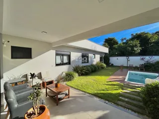 Fachada de casa com área externa e piscina em Lajeado, Brasil.