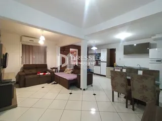 Sala de estar com piso de cerâmica e móveis de madeira.