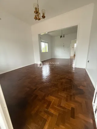 Uma sala com piso de madeira.