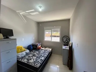 Foto de um quarto com cama e janela em um imóvel.