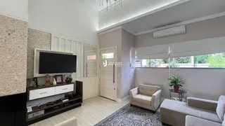 Sala de estar com sofá e poltronas em ambiente claro.