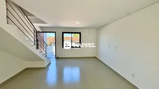 Uma sala ampla com piso de cerâmica e escadaria lateral em um imóvel em Lajeado.