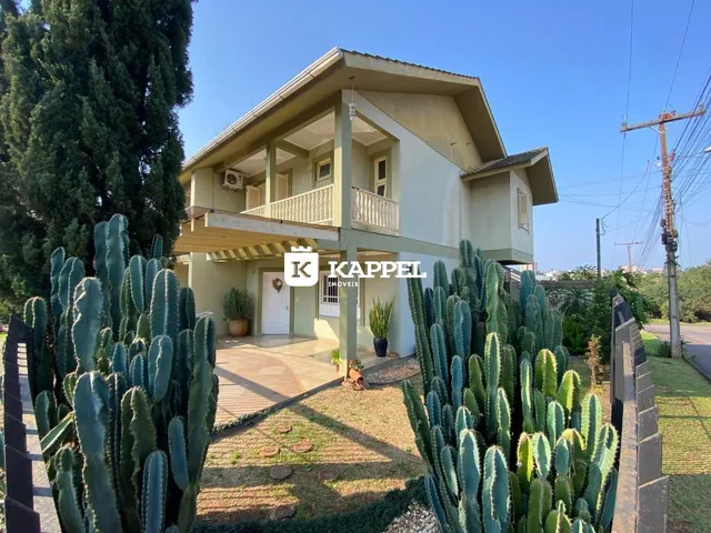 Fachada de uma casa em Lajeado, Brasil, com jardim de cactos em primeiro plano.