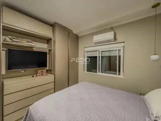 Quarto com cama e armário em um imóvel no Brasil.