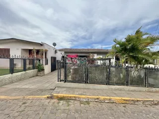 Fachada de uma residência com cerca de ferro e calçada em Lajeado, Brasil.