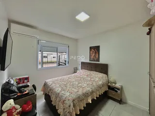 Quarto com cama e janela em um imóvel no Brasil.
