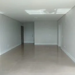 Vista interna de um corredor com paredes brancas.