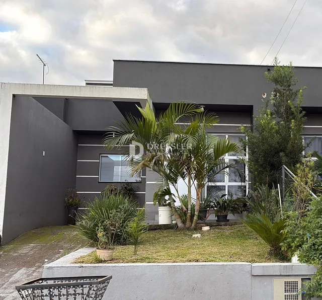 Fachada moderna de uma residência em Lajeado, Brasil, com jardim frontal.