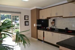Foto de uma sala com armários de madeira clara e piso branco.