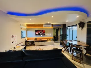 Sala de estar moderna com decoração de madeira e iluminação em LED.