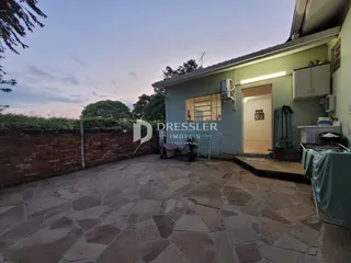 A fachada da casa em Lajeado, Brasil, mostra a área externa pavimentada.