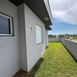 Fachada externa de uma residência em Lajeado, Brasil, com gramado ao lado.