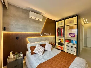 Quarto moderno com cama e armário de vidro em ambiente bem iluminado.