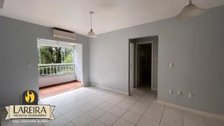 Uma sala com piso de cerâmica e janela de vista para o exterior.