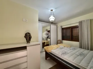Quarto com cama e armário de madeira.