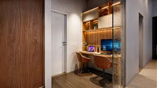 Interior de uma sala com decoração moderna e piso de madeira.