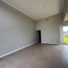 Vista interna de um ambiente com paredes cinzas e teto branco.