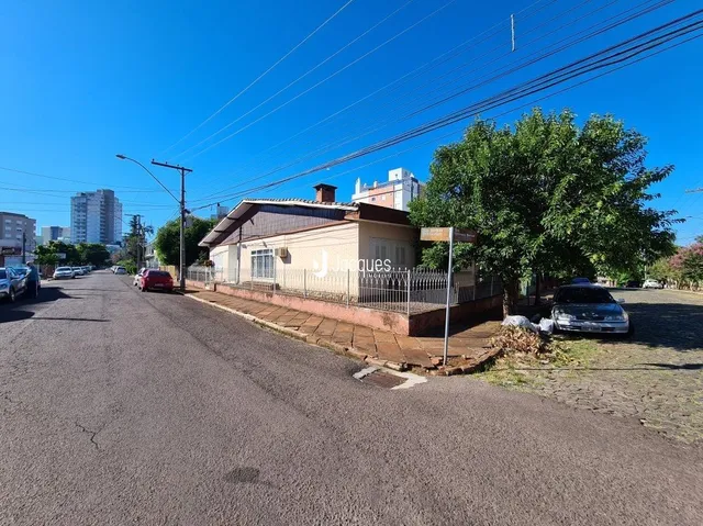 Fachada de uma residência em Lajeado, Brasil, vista da rua.