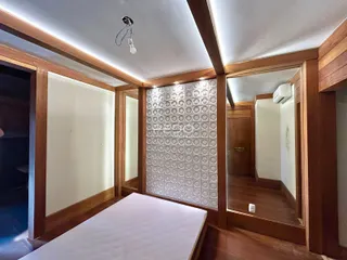 Quarto com paredes de azulejo e detalhes em madeira.