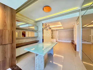 Ambiente interno moderno com piso claro e detalhes em madeira na sala de estar.