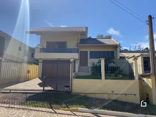 Fachada de uma residência em Lajeado, Brasil, com portão de ferro.