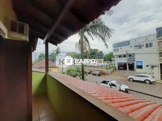 Vista da área externa de um imóvel em Lajeado, Brasil, mostrando um terraço com telhas.