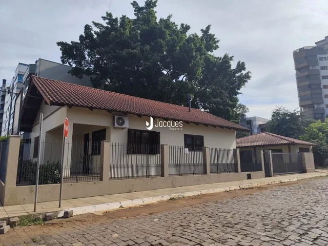 Fachada de uma casa residencial em Lajeado, Brasil, com cerca de ferro.