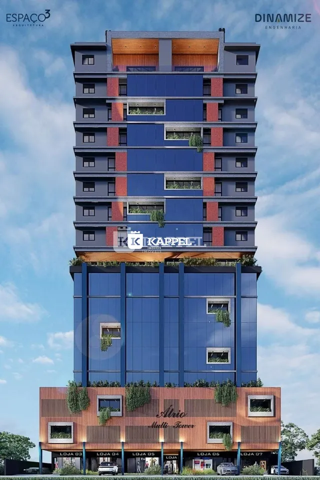 Vista externa de um edifício residencial moderno com fachada de vidro azul e base de madeira.