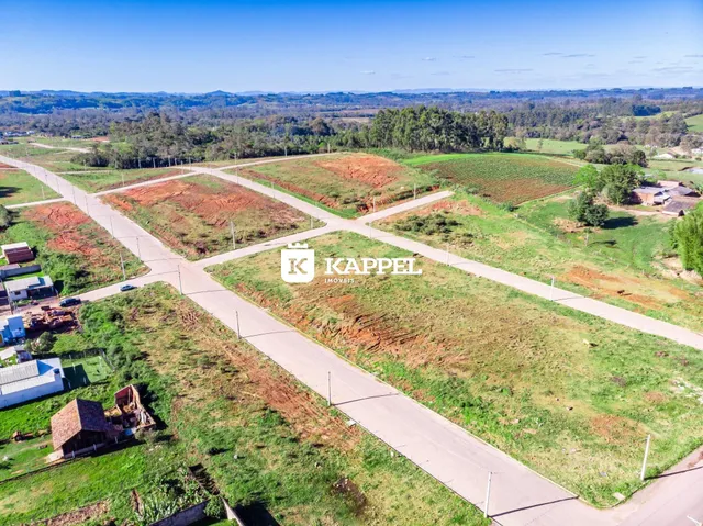 Vista aérea de um terreno aberto com áreas de vegetação e campos agrícolas.