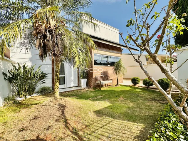 Vista da fachada de uma residência com jardim em Lajeado, Brasil.
