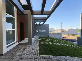 Fachada moderna de uma residência em Lajeado, Brasil.