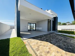 Fachada moderna de uma casa em Lajeado, Brasil, com área externa pavimentada.