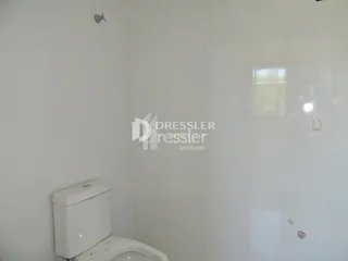 Foto de um vaso sanitário branco em um ambiente interno.