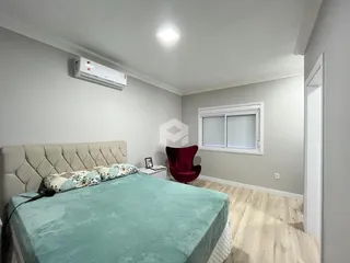 Quarto com cama e janela em um imóvel.
