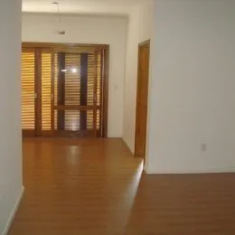 Hall de madeira com piso de madeira visível.