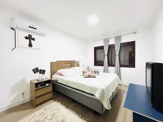 Quarto com cama e janela em um apartamento.