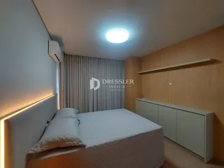 Quarto com cama e armário em um apartamento.