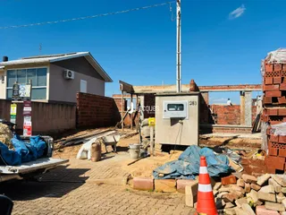Fachada de uma construção residencial em Lajeado, Brasil, com materiais de construção visíveis.