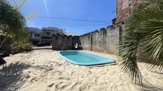 Foto de uma área externa com piscina de areia e vegetação em Lajeado.