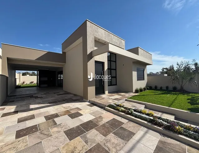 Fachada de uma casa moderna em Lajeado, Brasil, com pátio pavimentado.